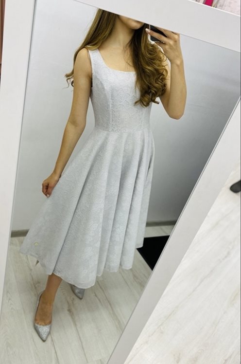 Sukienka za kolano cała w koronkę szary