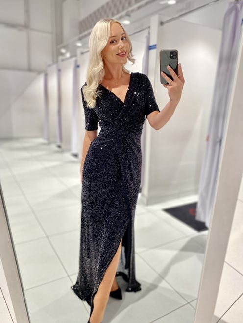 Sukienka długa cała cekinowa z rękawkiem czerń