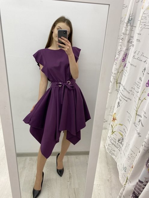 Sukienka z falbanką i ozdobnym paskiem fiolet