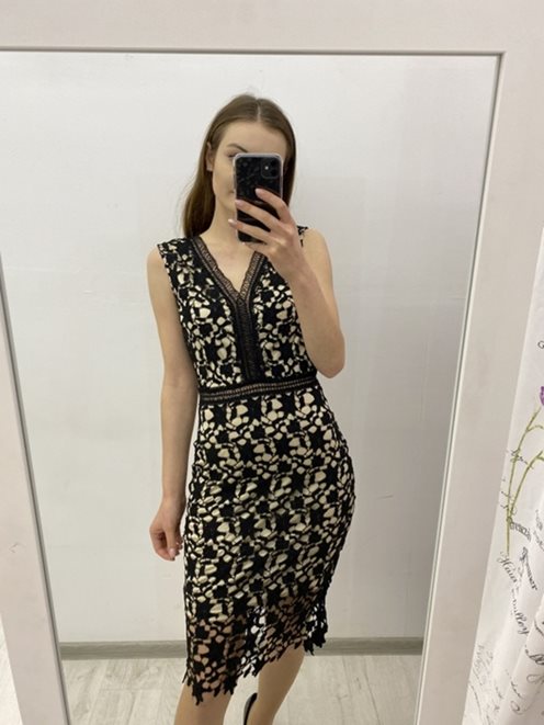 Sukienka dopasowana koronka ozd dekolt beż-czarna