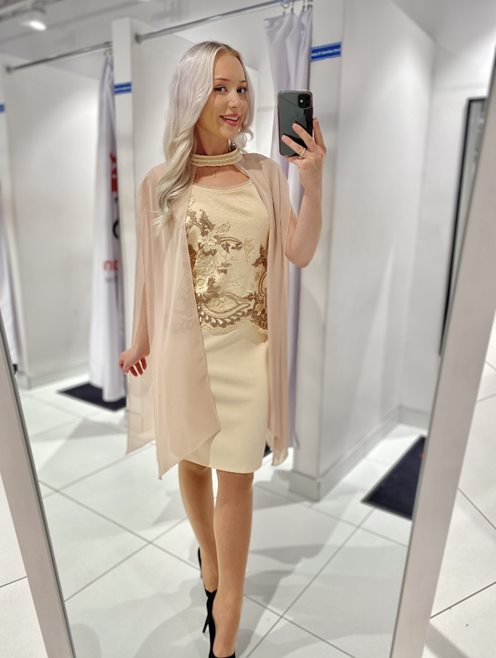 Sukienka dopasowana z narzutkami na zapięcie beż