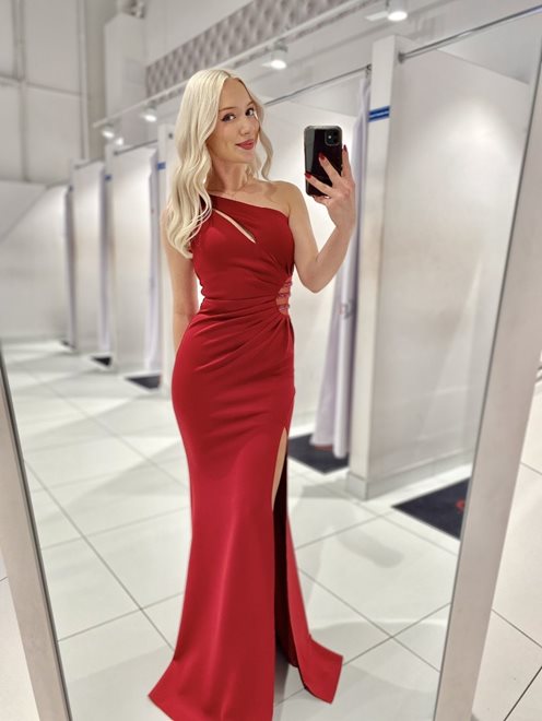 Sukienka długa na jedno ramię ze zdobieniem bordo