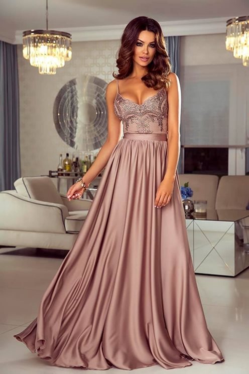 Długa sukienka na cienkich ramiączkach wrzos