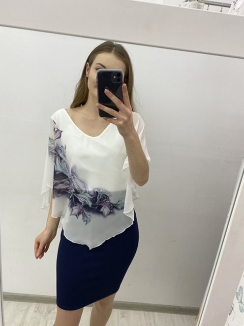 Sukienka z narzutką w kwiaty dół granat