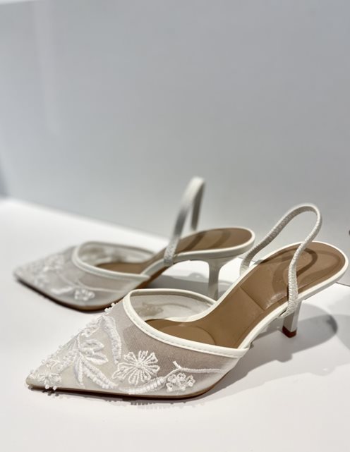 Czółenka z koronką biel