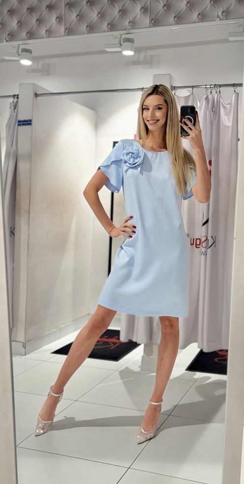 Sukienka krótka prosta z różyczką błękit