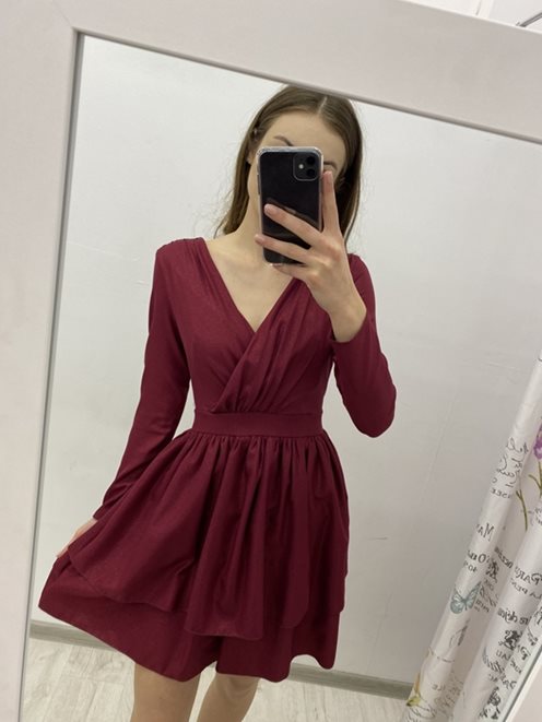 Krótka sukienka gładka błyszcząca rękawek bordo