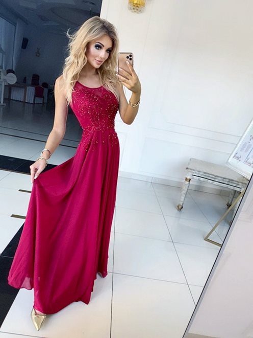 Długa sukienka zabudowana cekiny i kamyczki bordo