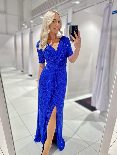 Sukienka długa cała cekinowa z rękawkiem chaber