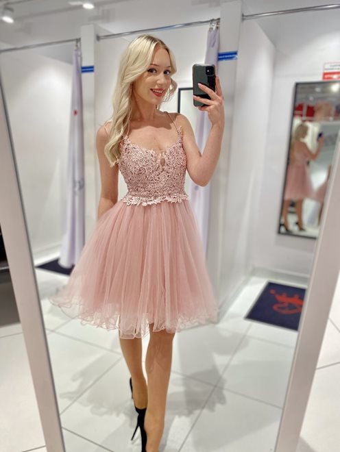 Sukienka krótka z tiulem i wiązanym tyłem róż