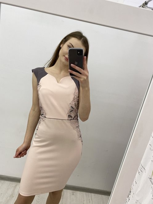 Sukienka ołówkowa z kwiatami po bokach