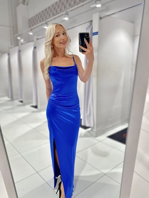 Długa sukienka satynowa dekolt woda chaber