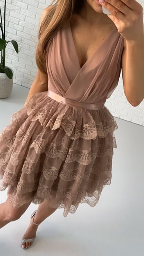 Sukienka krótka z koronką i dekoltem V róż