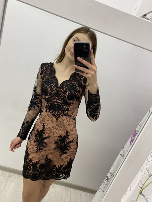 Dopasowana sukienka na długi rękaw czarno beżowa