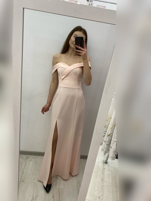 Długa sukienka na ramiączkach dopasowana róż