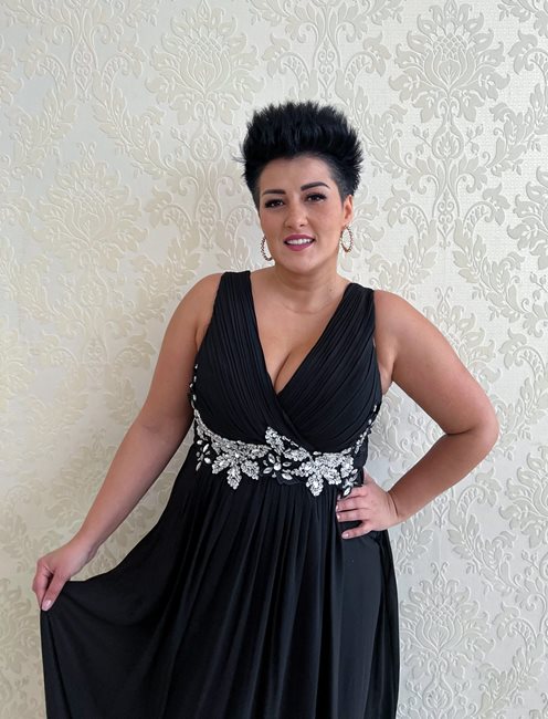 Sukienka długa z ozdobą na dekolcie czarny