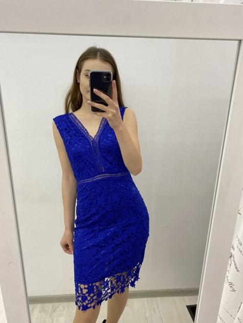 Sukienka dopasowana koronka ozd dekolt chaber