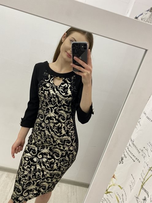 Ołówkowa sukienka z ozdobą na dekolcie