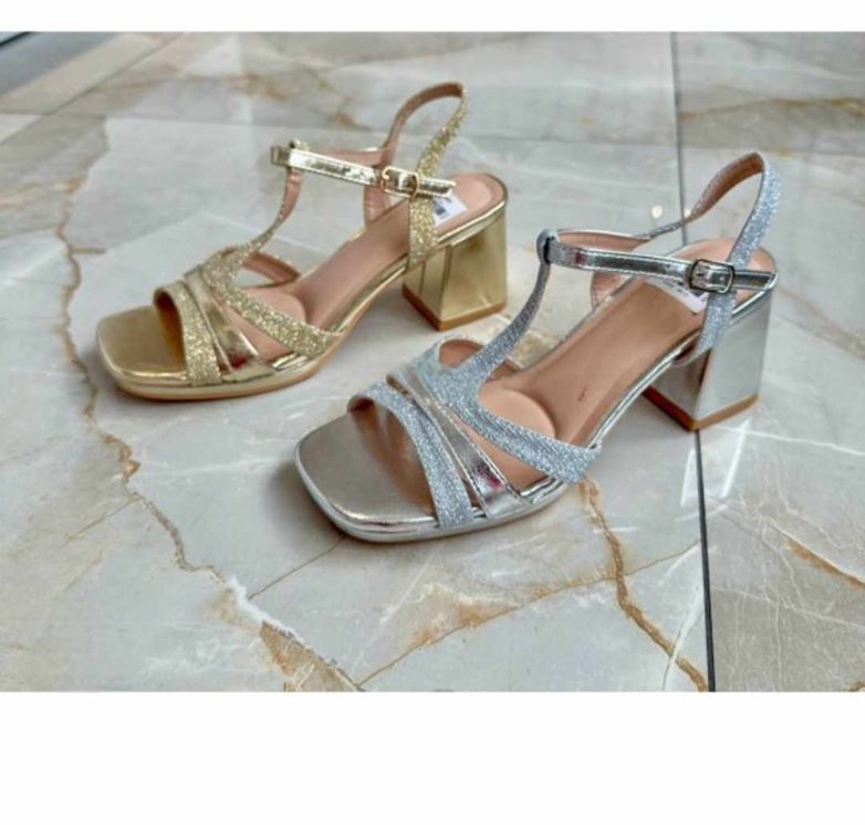 Sandały na słupku z paskami złoto