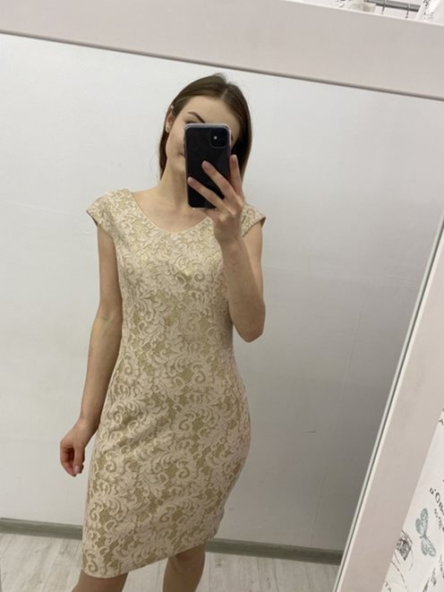 Krótka sukienka dopasowana koronka złota