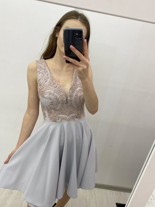 Sukienka krótka dekolt trójkąt i szarfa szara