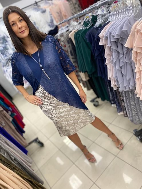 Sukienka maskująca z koronkowymi rękawkami granat