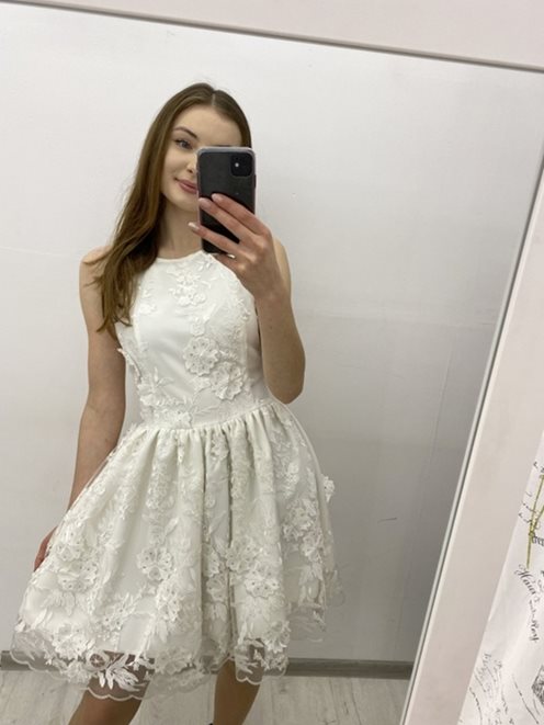Rozkloszowana sukienka koronkowe naszycia biały