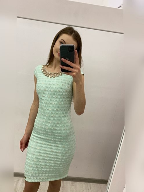 Sukienka z naszyjnikiem