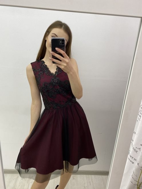 Sukienka z tiulem dekolt bordo