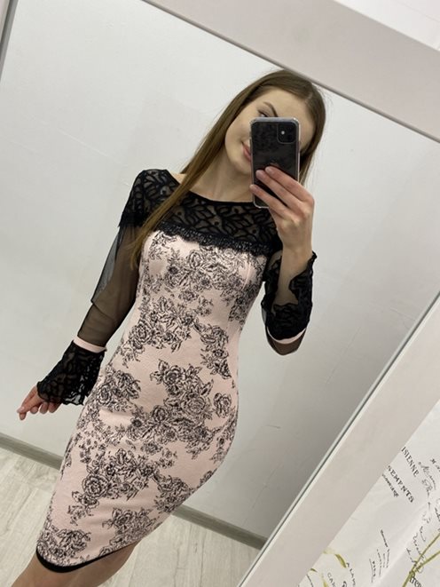 Dopasowana sukienka rękaw siateczka róż