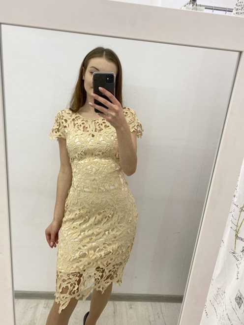 Sukienka dopasowana zabudowany dekolt beż