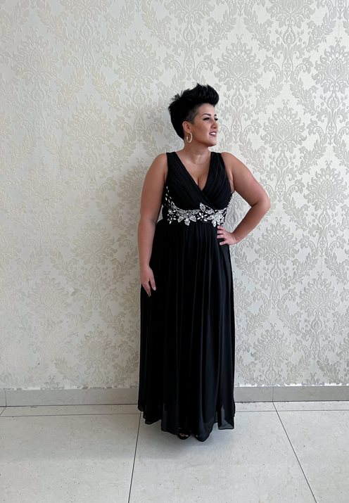 Sukienka długa z ozdobą na dekolcie czarny