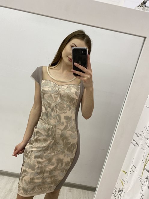 Sukienka ołówkowa z koronką ecru brąz