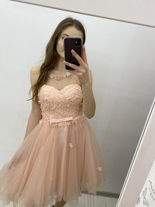 Sukienka krótka z kwiatami na dekolcie L