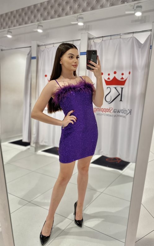 Sukienka krótka prosta cekiny dekolt pióra fiolet