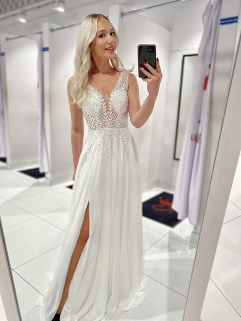 Sukienka długa ozdobna góra kamyczki biała