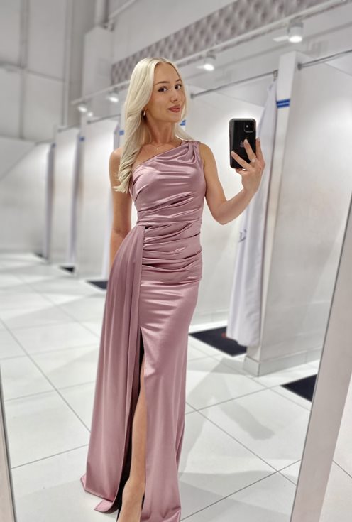 Sukienka długa dopasowana satyna na ramię wrzos