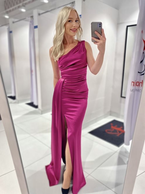 Sukienka długa dopasowana satyna na ramię fiolet