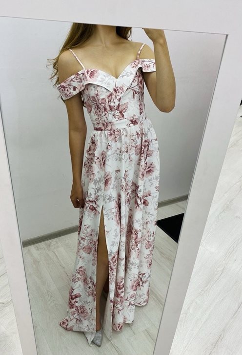 Długa sukienka gładka na ramiona kwiaty róż-biel