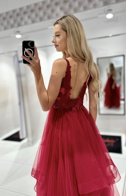 Długa sukienka tiul falbany na ramiączkach bordo