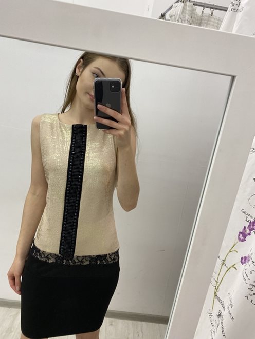 Sukienka z pionową ozdobą złoty/ czarny