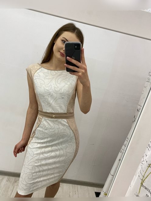 Sukienka ołówkowa ozdobny pasek biały