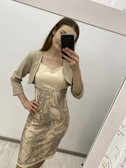 Krótka sukienka koronka w kwiaty dekolt beż