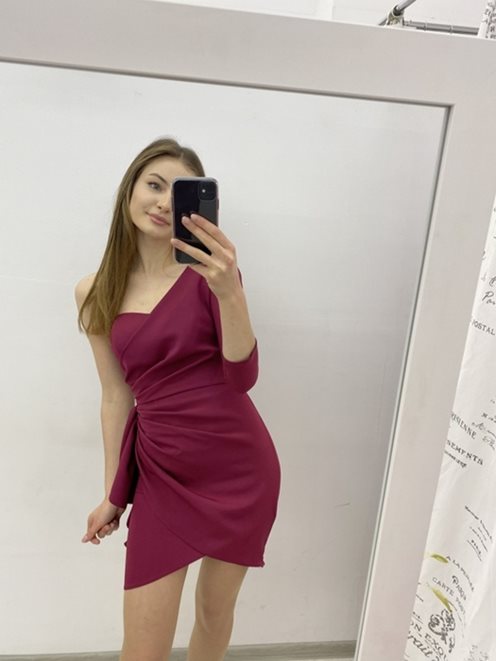 Krótka sukienka na jeden rękaw gładka fiolet