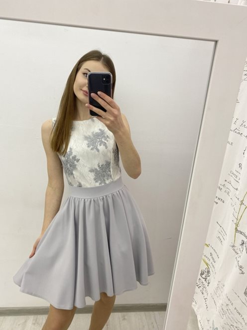 Prosta sukienka z koronką ecru/szary