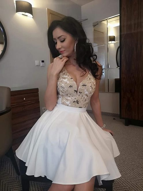 Sukienka krótka dekolt trójkąt i szarfa biała