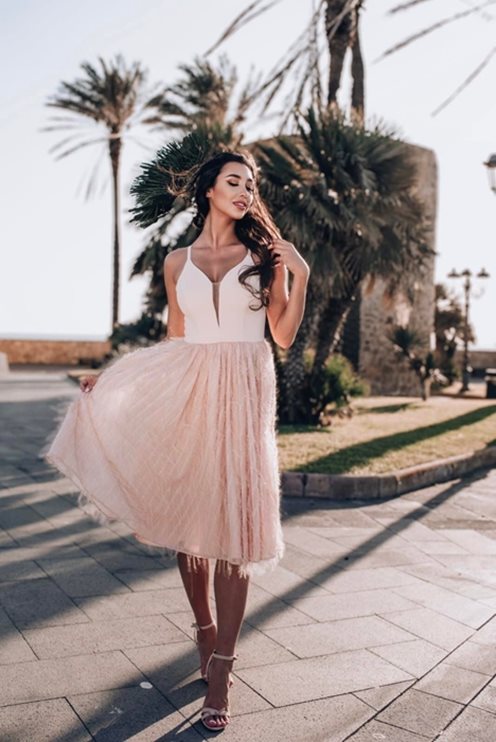 Sukienka midi ramiączka zdobny dół brzoskwinia