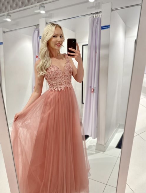 Sukienka długa tiulowa delikatne zdobienia róż