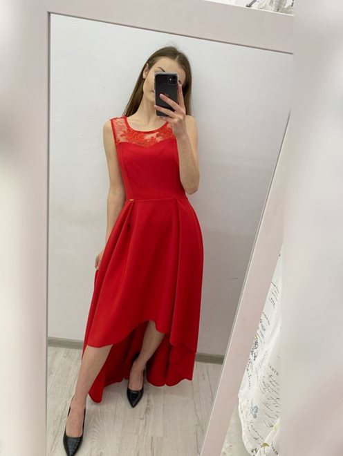 Długa asymetryczna sukienka z koronką czerwona