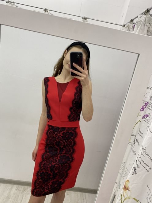 Sukienka dopasowana trójkątny dekolt czerwona